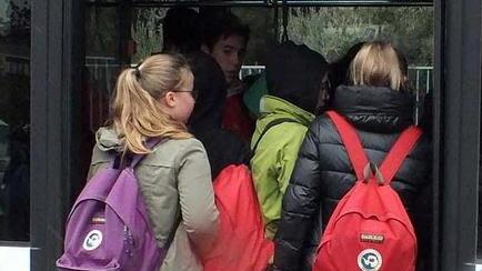 Bus strapieni, studenti in piedi o a piedi