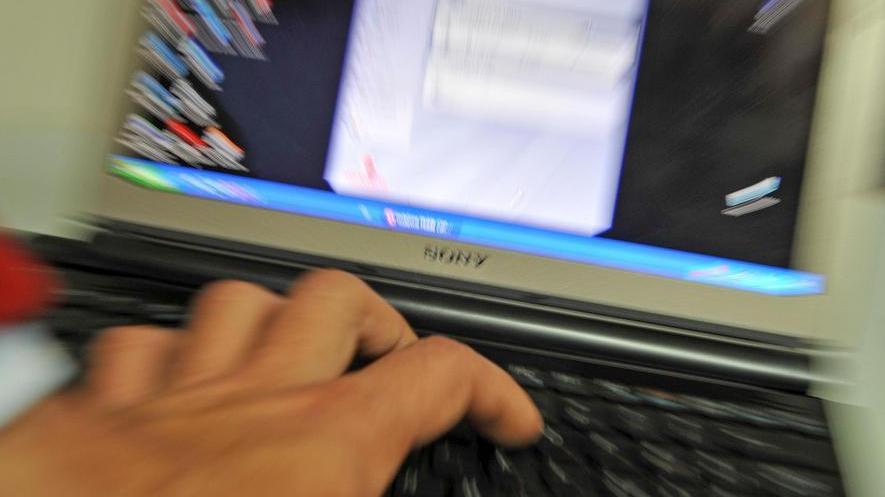 L’amore nato su Facebook è una truffa da 1.200 euro