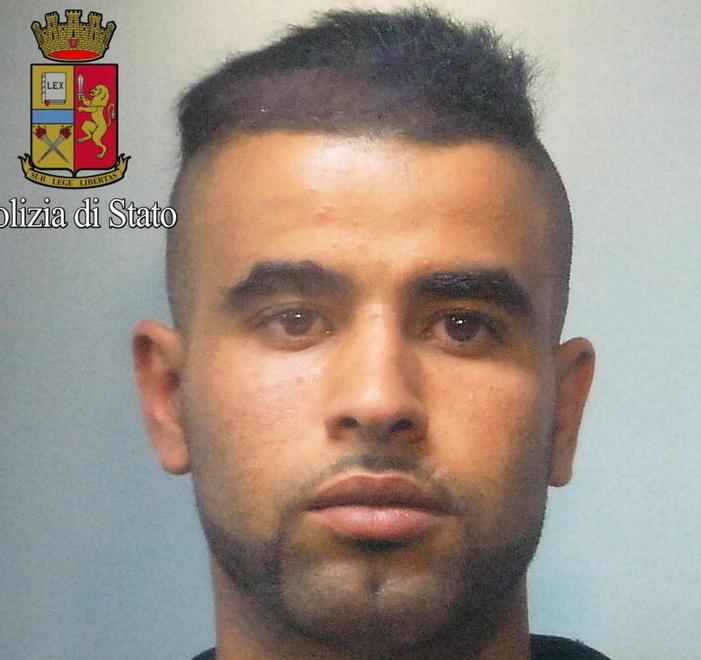 Legato e picchiato per un’ora nel bosco 