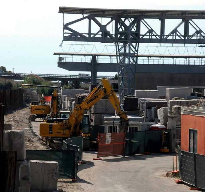 In via Argine Destro ripartono i lavori al muro crollato 