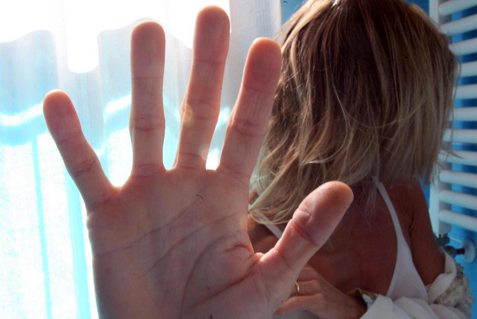 Bimbo ai carabinieri «Papà dà le botte alla mia mamma»