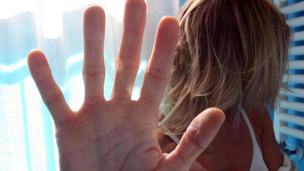 Bimbo ai carabinieri «Papà dà le botte alla mia mamma»
