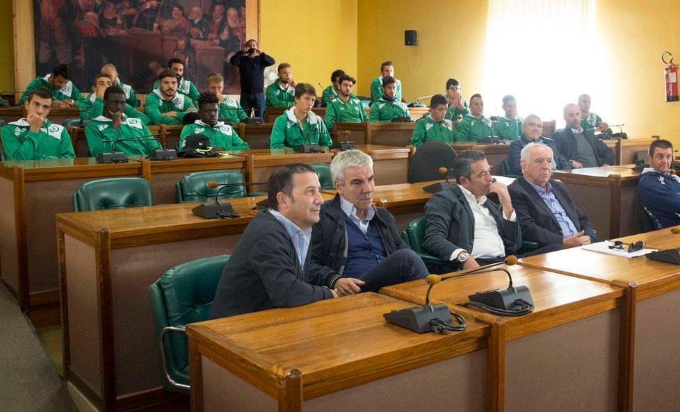 La Nuorese ricevuta dal sindaco «Insieme faremo grandi cose»