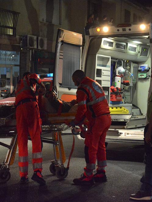 Scontro auto-moto in piazza Mariano, anziano all’ospedale