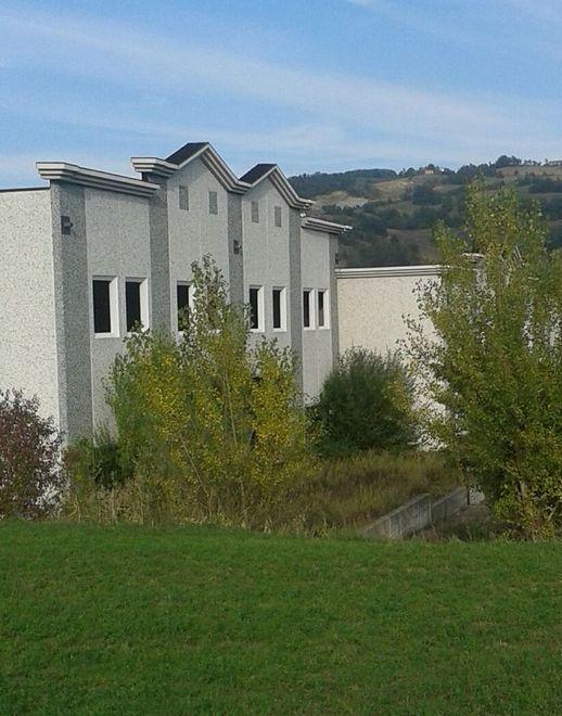 Le cattedrali di cemento nel verde della vallata 