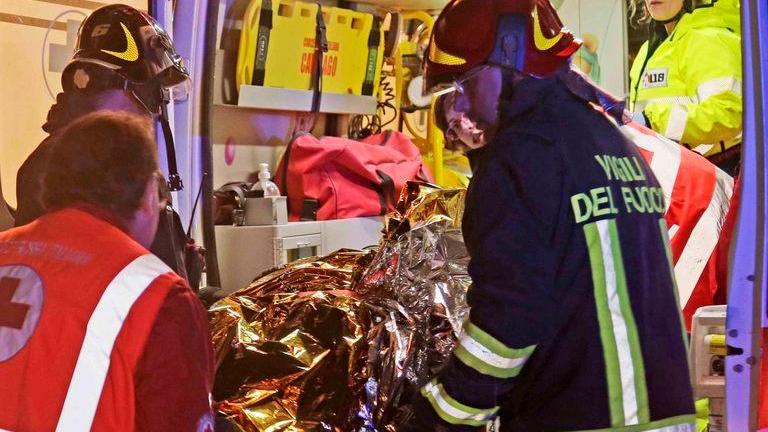 Sbanda e va fuori strada ferita grave una 38enne