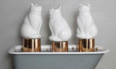 Una “vasca” in centro tra quadri e fotografie 