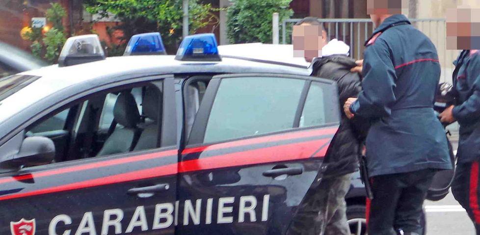 Ferrara, scacciati dall’Aci a colpi di seggiola 