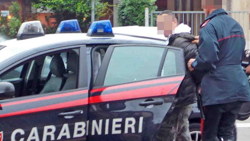Ferrara, scacciati dall’Aci a colpi di seggiola