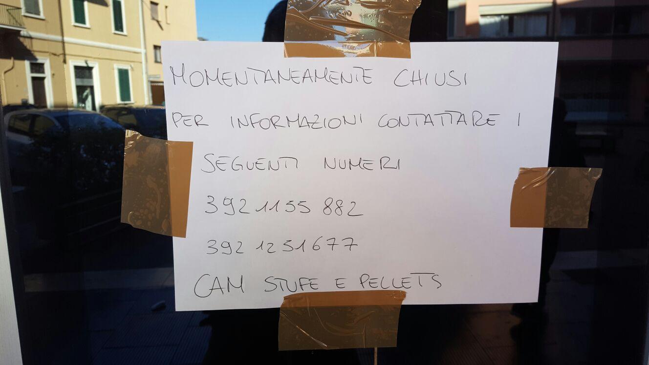 Il biglietto affisso sulla vetrina del negozio chiuso in via Strozzi