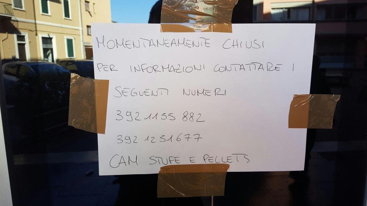 Il biglietto affisso sulla vetrina del negozio chiuso in via Strozzi