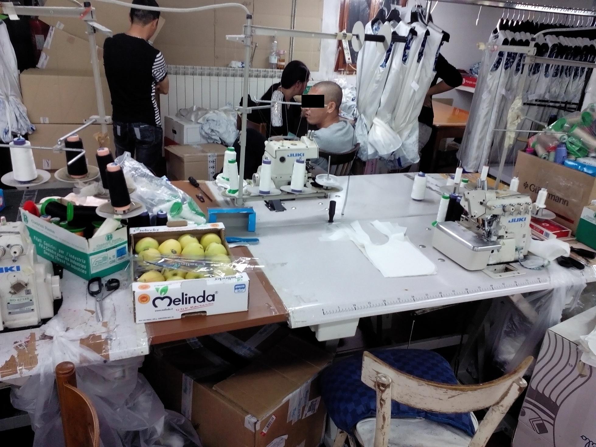 Lavoro nero, blitz della Finanza in cinque laboratori tessili