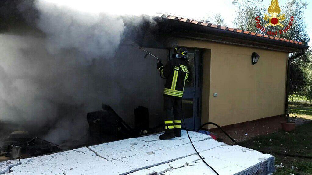 I vigili del fuoco al lavoro dopo l'esplosione (foto centro documentazione vigili del fuoco)