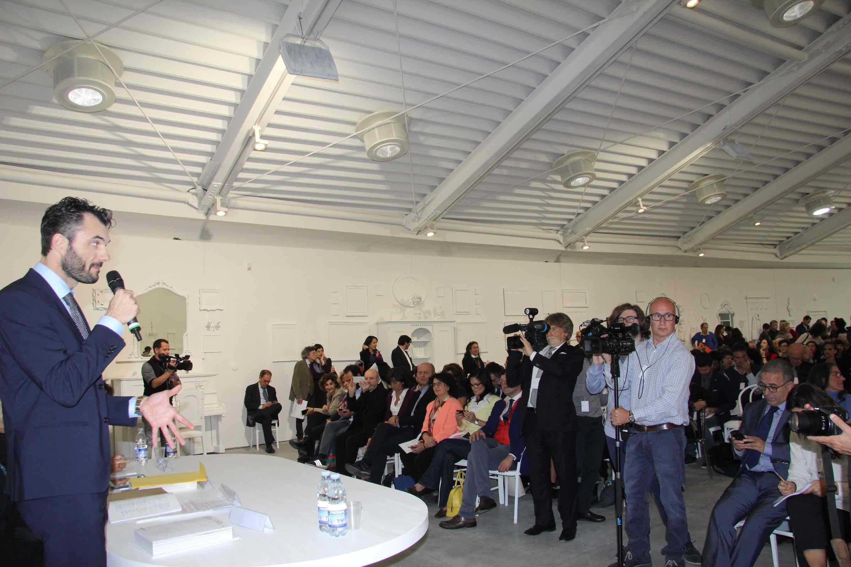 Il sindaco Matteo Biffoni durante la conferenza stampa al Pecci