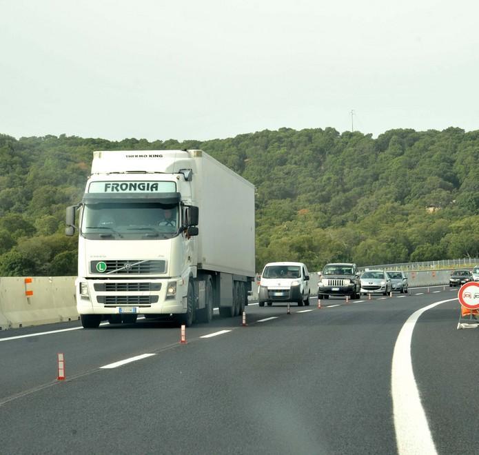 Da Sassari a Olbia tra incroci, cartelli e strettoie: la strada dei sogni arranca 