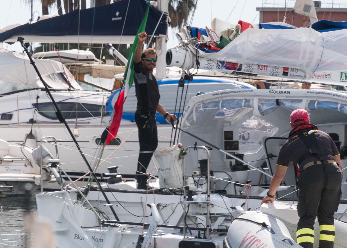 Gaetano Mura saluta al porto di Cagliari (foto Rosas)