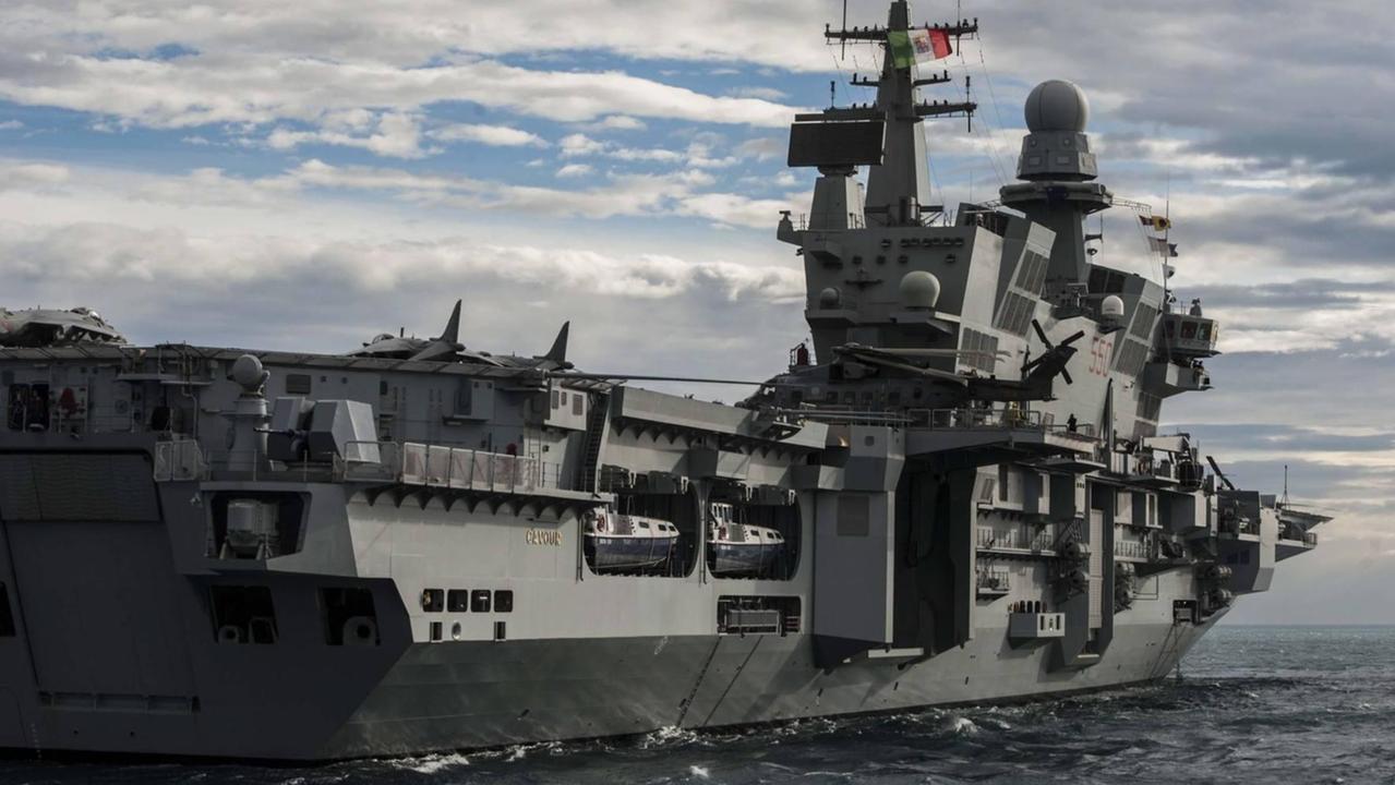 La portaerei Cavour nel porto di Cagliari può essere visitata