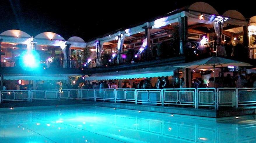 La piscina illuminata e la parte esterna delle Panteraie, la storica discoteca chiusa da marzo