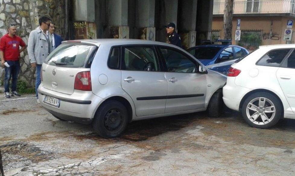 La Polo usata dai fuggitivi dopo l'incidente 