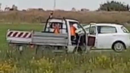 Spazza dal furgone, rischia il licenziamento