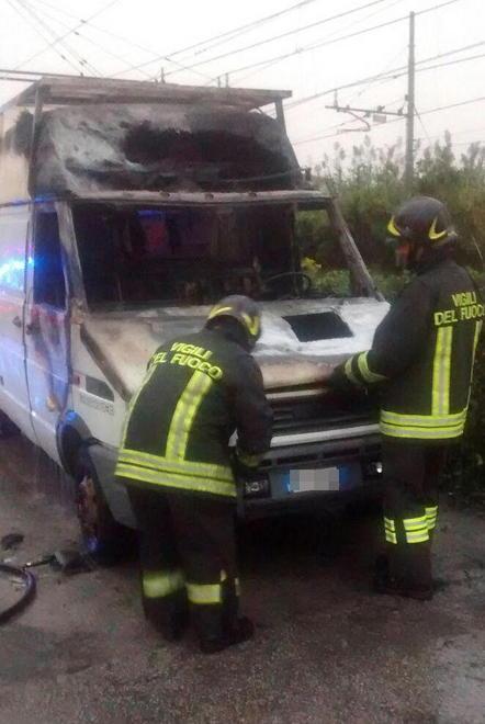Furgone a fuoco in via Pieroni per un guasto