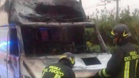 Furgone a fuoco in via Pieroni per un guasto