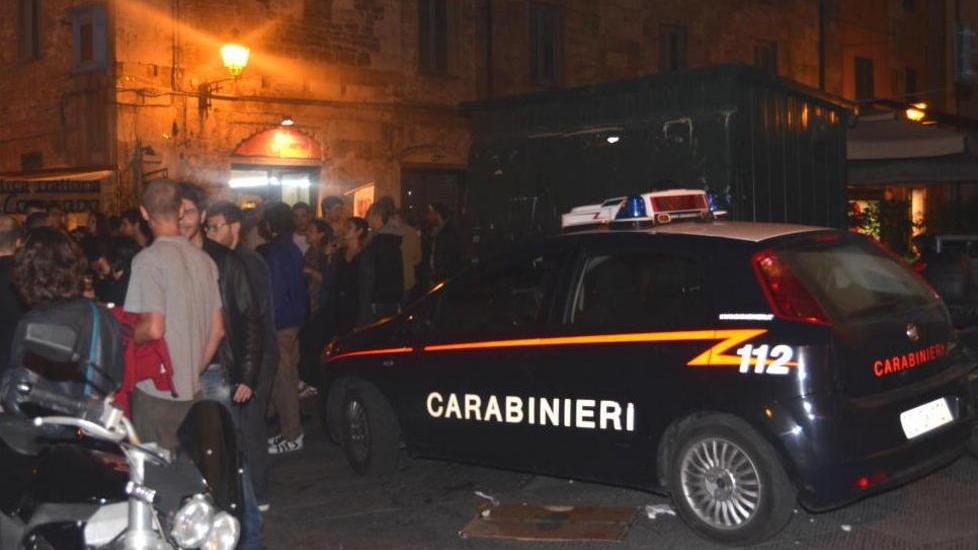 Aggredito e sfregiato con un coccio di vetro