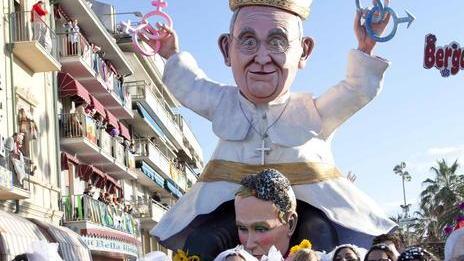 Carnevale di Viareggio, i carristi e la Fondazione in visita da papa Francesco