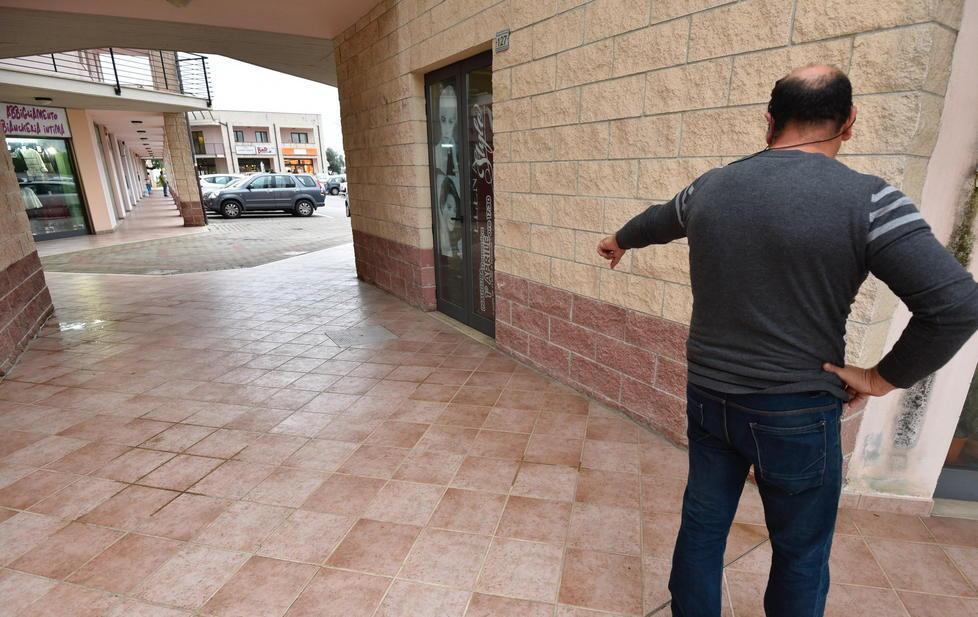 Moglie litiga con il marito e lo ferisce con un taglierino