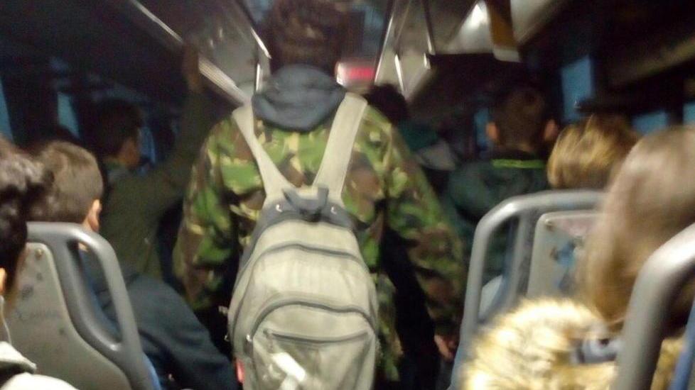 A scuola sul bus stipato protesta degli studenti