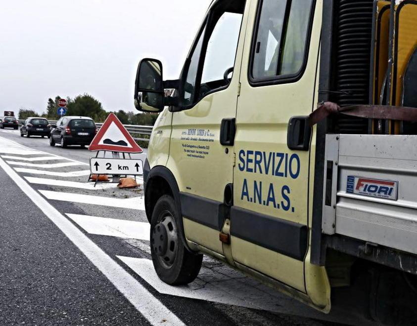 Auto fuori strada e tir perde il carico: caos sulla Variante 