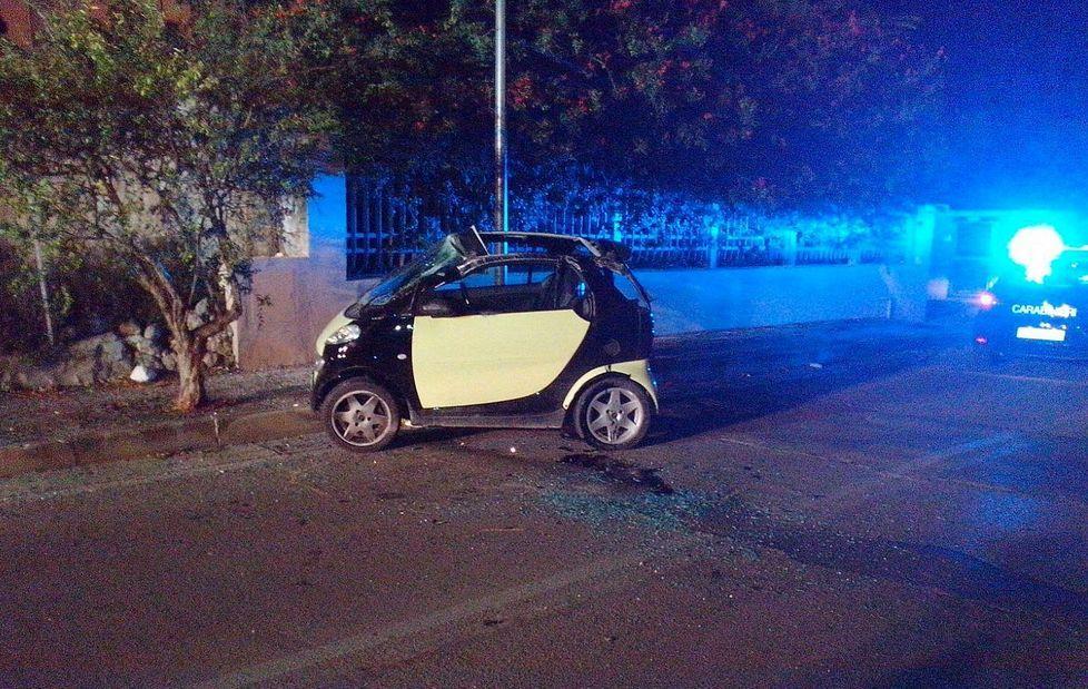 Smart si ribalta, ventenne ferito 