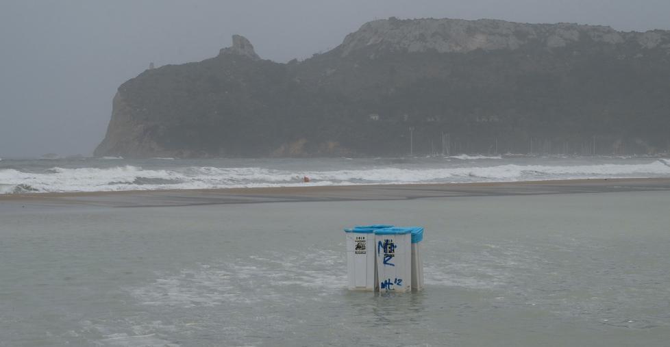 Violenta mareggiata e il Poetto diventa un immenso lago 