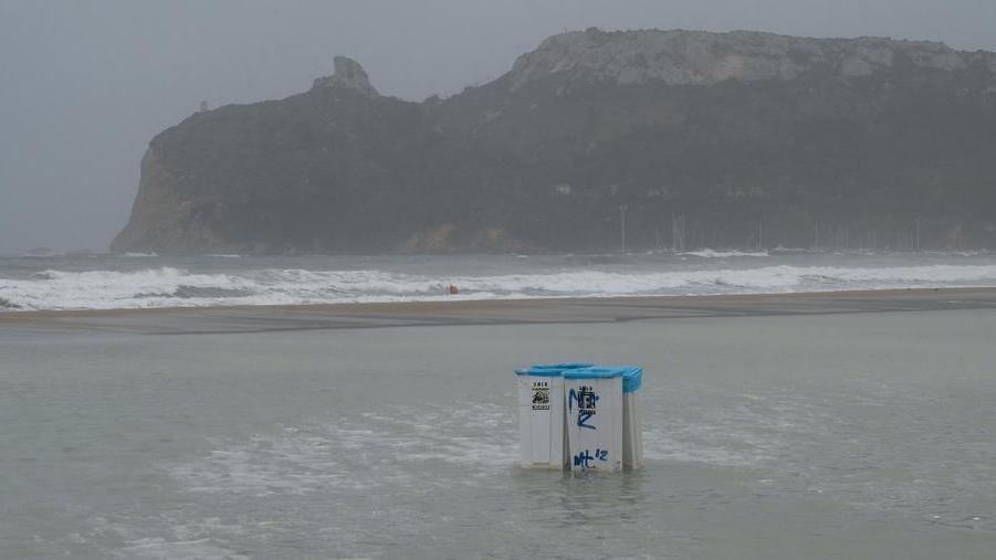 Violenta mareggiata e il Poetto diventa un immenso lago