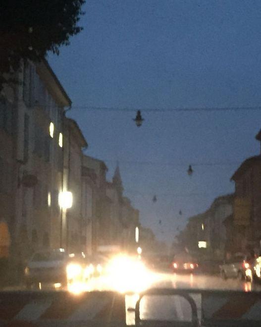 Tutto spento: in città traffico nelle tenebre