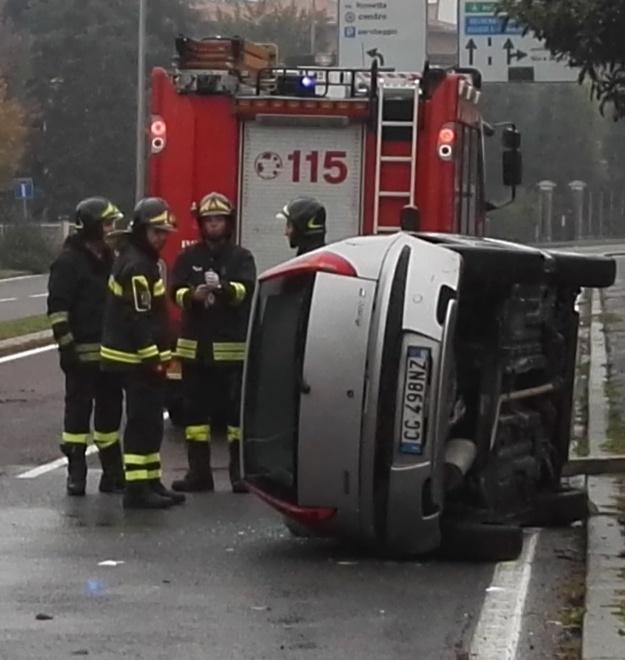 Sbatte contro un muretto e si ribalta in auto Ennesimo incidente in Circonvallazione sud 