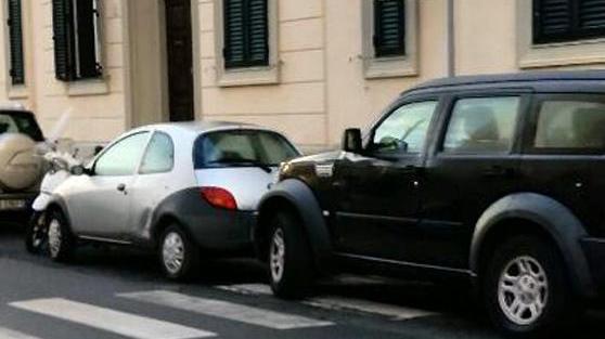 Il passaggio pedonale in via Mati occupato da due auto