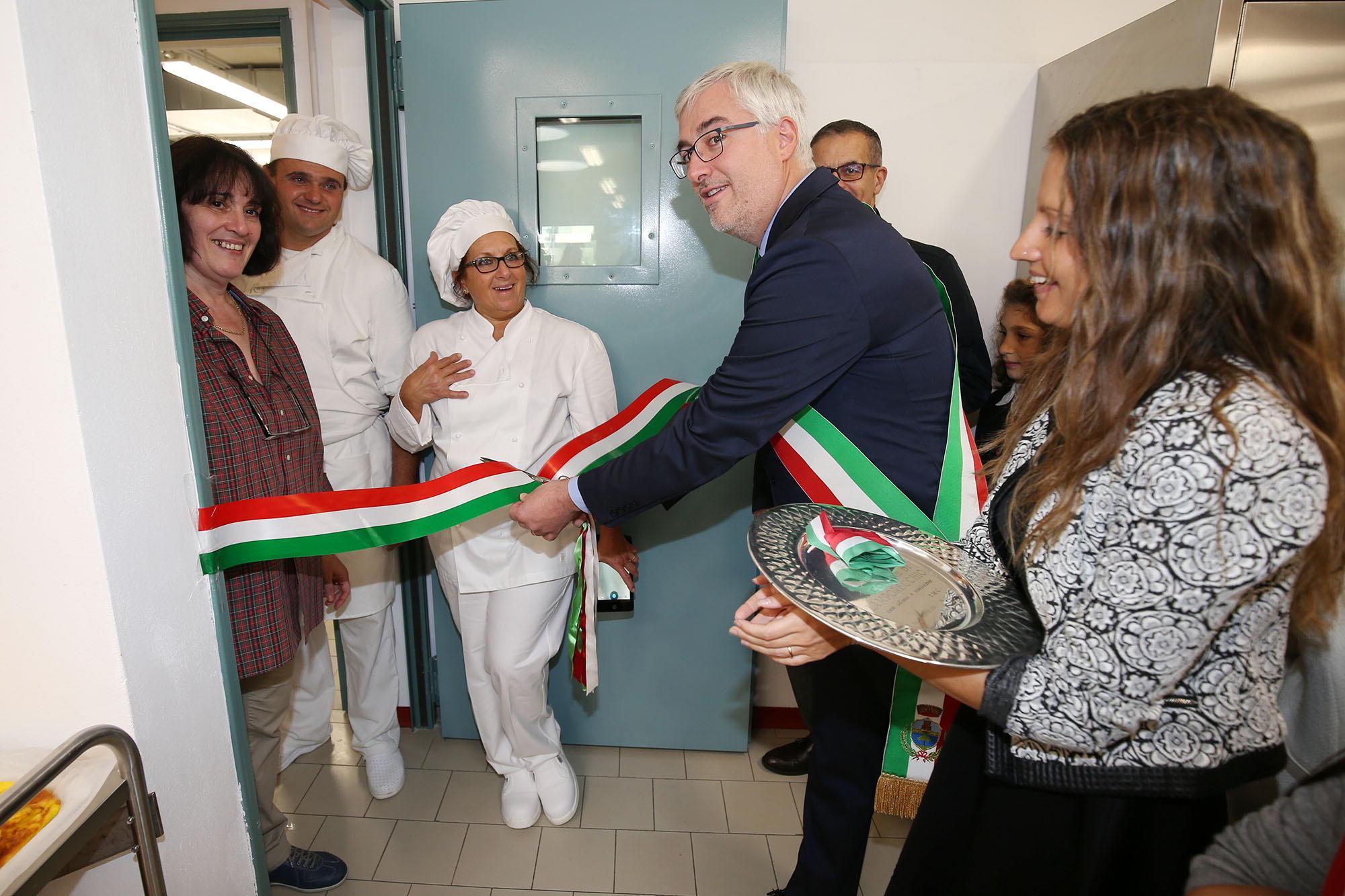 Il taglio del nastro col sindaco Alessio Torrigiani (foto Nucci)