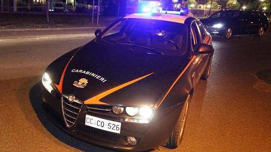 Rissa furibonda in un pub: volano boccali, piatti e cazzotti. Due arresti e tre feriti
