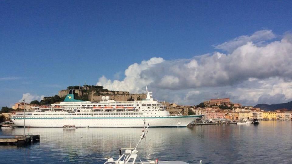 La nave da crociera ormeggiata a Portoferraio