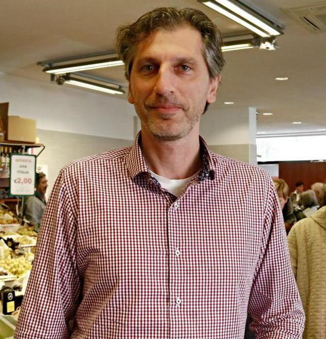 Il piccolo alimentari che resiste da 50 anni. "Il segreto? Osservo i clienti e copio i grandi centri» 