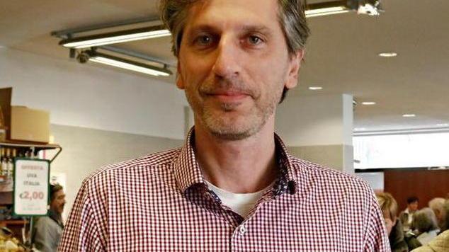 Il piccolo alimentari che resiste da 50 anni. "Il segreto? Osservo i clienti e copio i grandi centri»