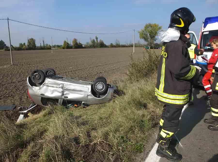 Finisce nel campo con l'auto capovolta dopo uno schianto