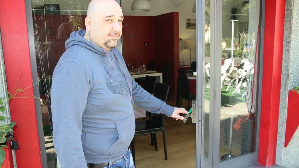 Donato Fambrini mostra da dove sono entrati i ladri