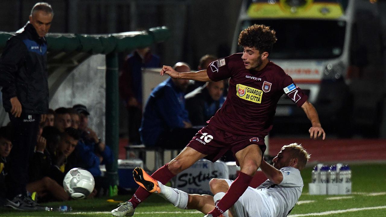 Un contrasto del granata Francesco Disanto sotto gli occhi del tecnico Paolo Indiani (Foto Franco Silvi)