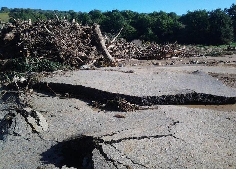Cede la strada del Mulinello rifatta dopo l’alluvione 2012 