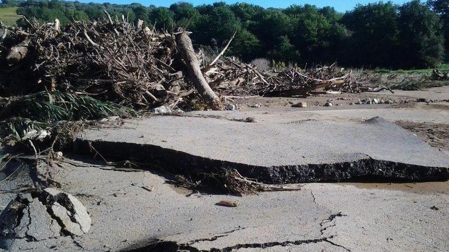 Cede la strada del Mulinello rifatta dopo l’alluvione 2012