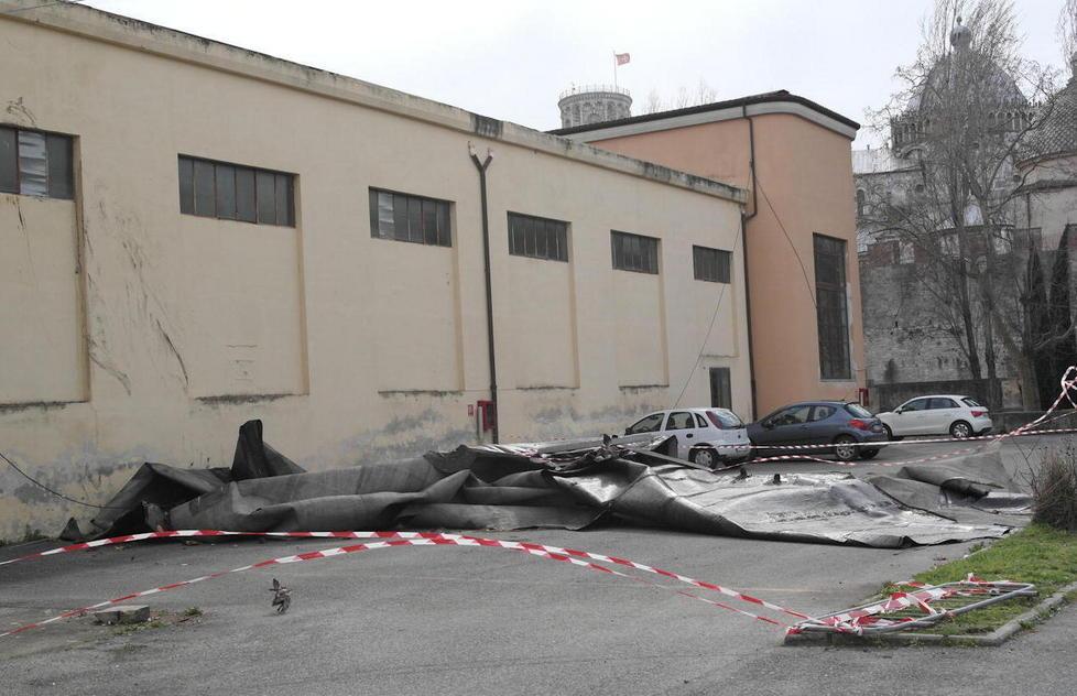 Studente colpito da un calcinaccio 