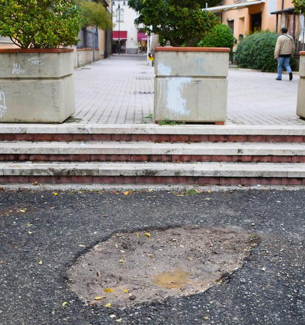 Strade dissestate a rischio cadute 