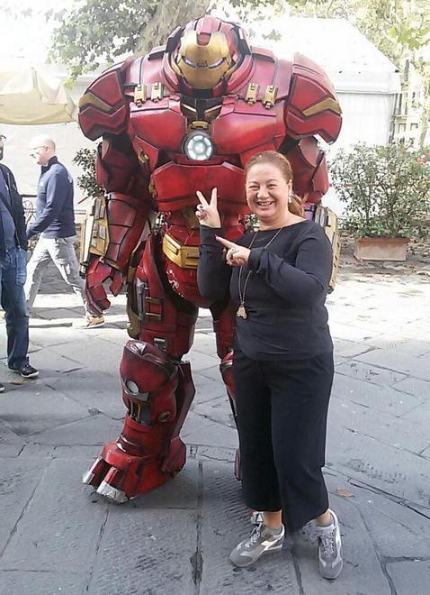 Hulkbuster a spasso in centro alla vigilia della kermesse